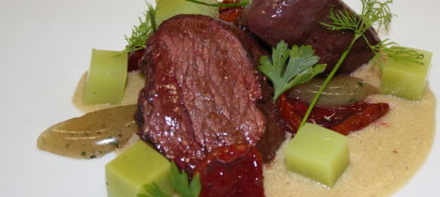 Кубики говядины с соусом из фуа-гра и яблочным желе