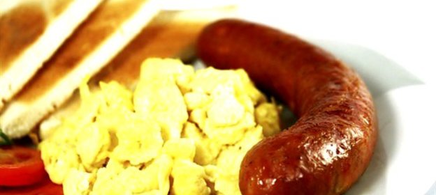 Болтунья на тосте с колбасками