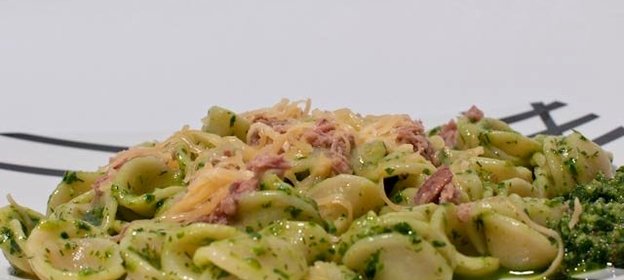 Паста с песто и тунцом