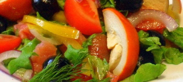 Салат с семгой и копченым яйцом Фейерверк