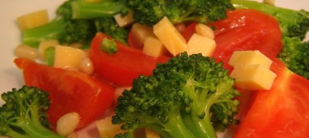 Салат из брокколи, с помидорами и кедровыми орехами