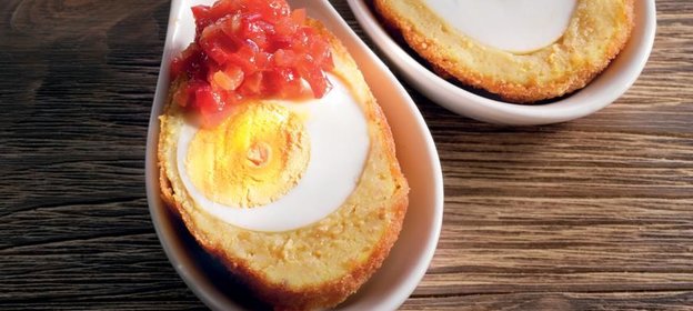 Яйца по-королевски с луковым чатни