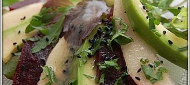 Салат из свеклы с грушей и авокадо