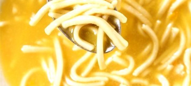 Густой куриный бульон с вермишелью