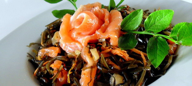Салат из морской капусты с красной рыбой