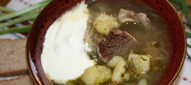 Щи с квашеной капустой на говяжьих ребрышках в чугунке