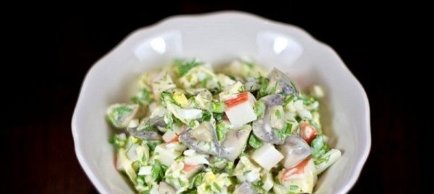 Простой салат с маринованными грибами