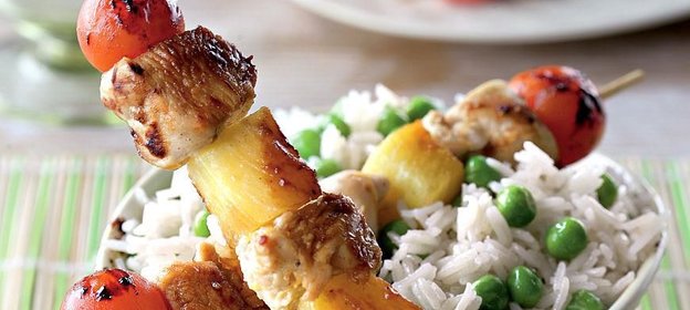 Шашлычки из индейки с ананасом в медово-чесночном маринаде