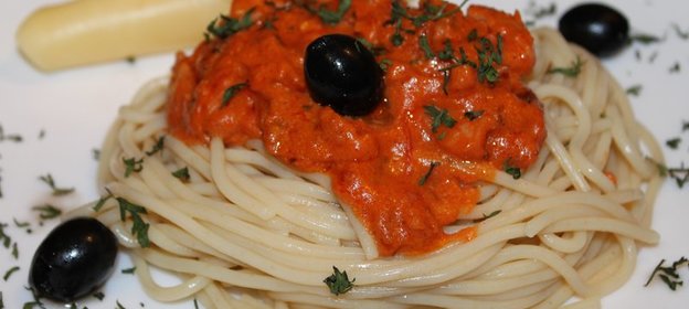 Паста с ветчиной и грибами в томатном соусе