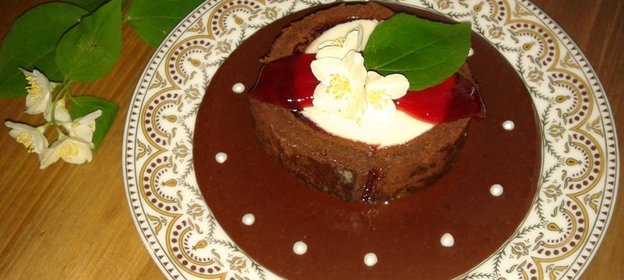 Рулет с мороженым и шоколадным соусом