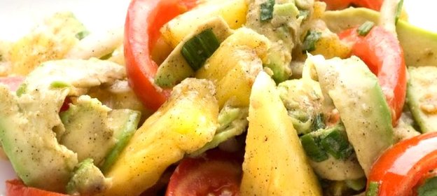 Салат с помидорами и ананасами
