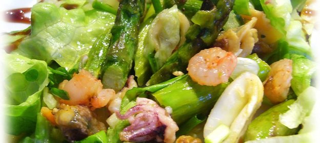 Теплый салат со спаржей и морским коктейлем