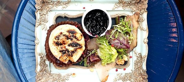 Жареный камамбер с чернично-розмариновым джемом