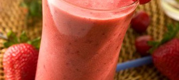 Смузи из клубники и черешни