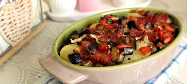 Запеканка из курицы, овощей и салями