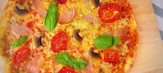 Пицца с вялеными томатами и прошутто