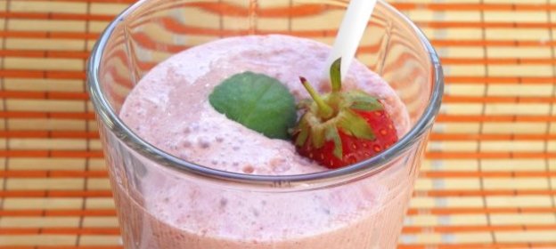 Смузи с клубникой и творогом