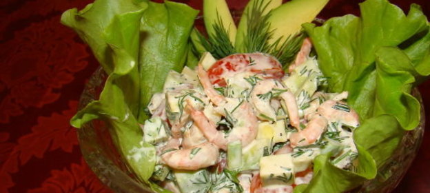 Лапша соба с ростками сои и огурцами