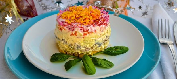 Анчоусы под шубой на кукурузной лепешке