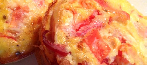 Омлетно-беконовый маффин на завтрак