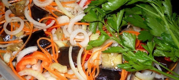 Баклажаны по‑корейски с помидорами и болгарским перцем