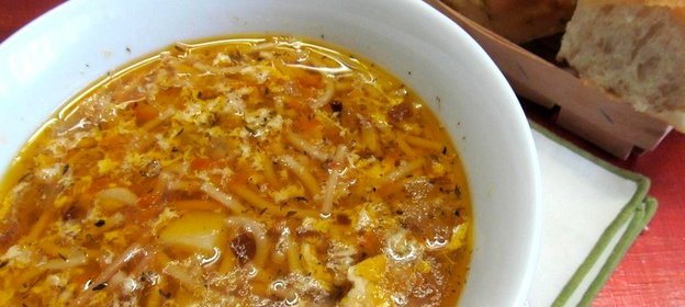 Суп на курином бульоне с жареной пастой и яйцом