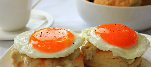 Глазунья на слоистых булочках бискитс с колбасным соусом