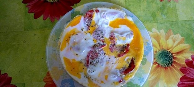 Яичница с луком и помидорами