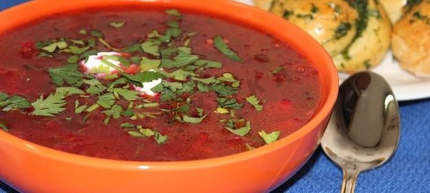 Борщ со свекольной ботвой и чесночными булочками