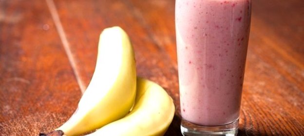 Банановый смузи с черникой