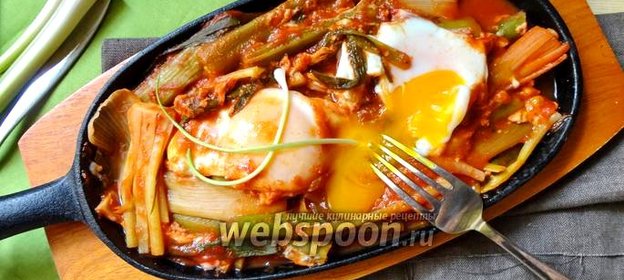 Яичница с молодым чесноком