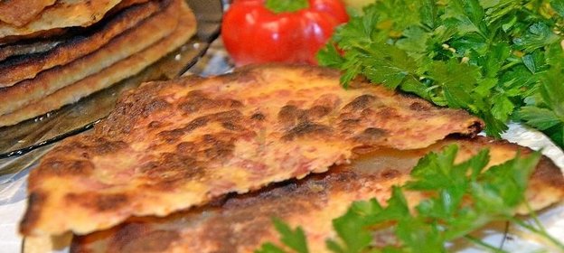 Сырные лепешки с ветчиной