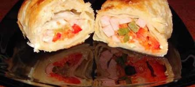 Голубцы из сарделек и овощей в слоёном тесте