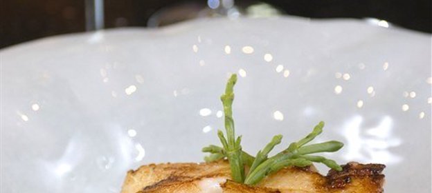 Морской окунь на гриле с миндально-апельсиновым соусом