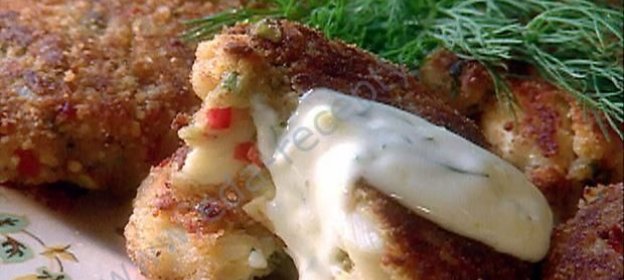 Крабовые лепешки с лимонно-укропным соусом