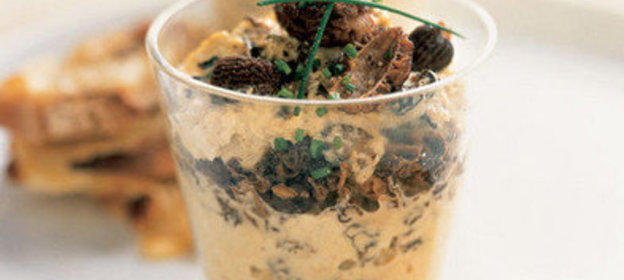 Болтунья с грибами и тостами с сыром бофор