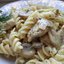 Макароны с курицей под сливочным соусом с грибами