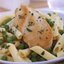 Макароны с куриным филе и зеленым горошком