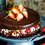 Шоколадный торт с клубникой