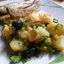 Тёплый картофельный салат с красным луком и маслинамии