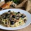 Спагетти с дарами моря и маслинами