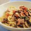Спагетти с тунцом, грибами и помидорами