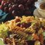 Макароны с овощами, курятиной и виноградом