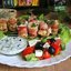 Шашлычки из курицы с соусом и салатом в средиземноморском стиле