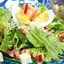 Салат Цезарь с беконом и яйцом