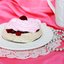 Воздушное пирожное с вишневой начинкой под невесомой клубничной шапочкой