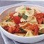 Паста фарфалле (макароны-бантики) с помидорами и базиликом
