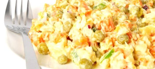 Русский овощной салат с горошком