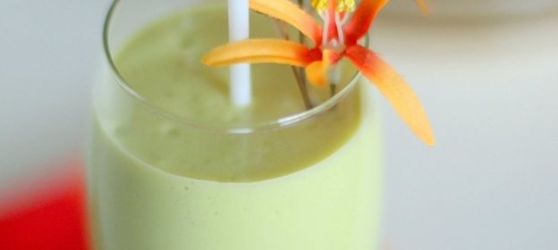 Смузи из авокадо и персика