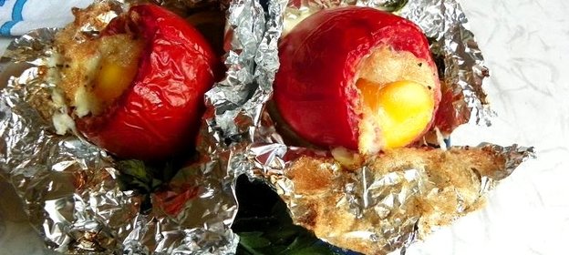 Яичница запеченная в помидорах